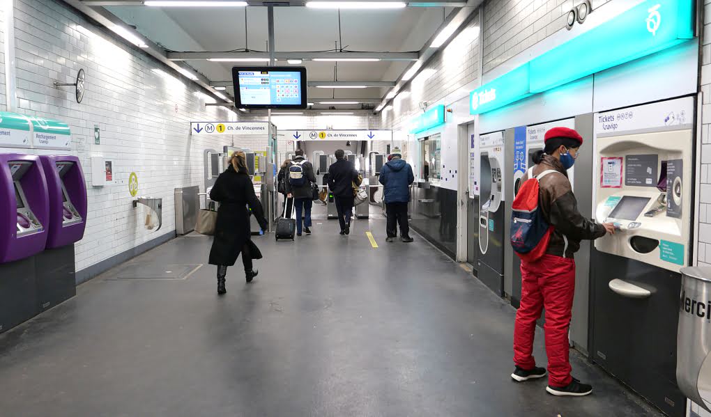 Bạn có thể mua vé tàu xe tại các máy bán vé tự động ở mọi nhà ga.